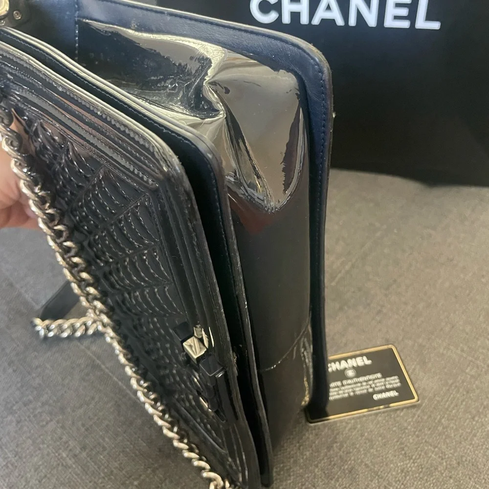 Chanel dark blue boy bag in patent leather - Picture 7 of 8